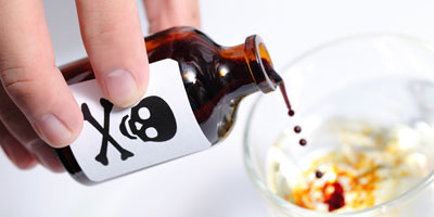 Chemiekalie tropft aus Flasche